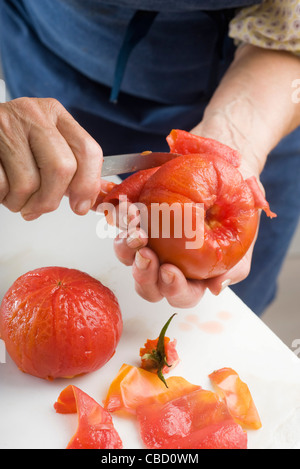 Peler les tomates Banque D'Images