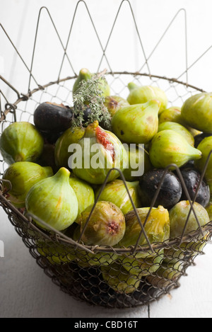 Figues fraîches dans panier Banque D'Images