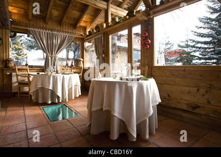 Bien définir les tables de salle de restaurant Banque D'Images