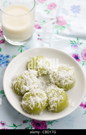 Gâteaux de riz parfumé au pandan (kuih kosui) avec de la noix de coco râpée Banque D'Images