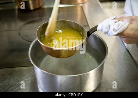 Faire le caramel avec bain-marie Banque D'Images