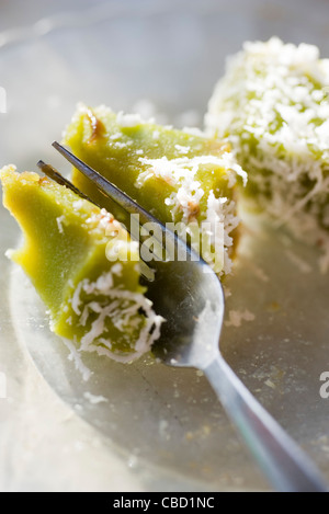 Gâteaux de riz parfumé au pandan (kuih kosui) avec de la noix de coco râpée Banque D'Images