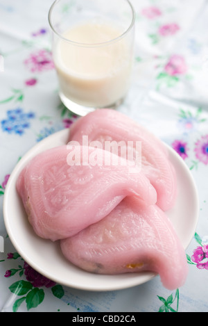 Gâteaux de riz parfumé au pandan (kuih kosui) avec de la noix de coco râpée Banque D'Images