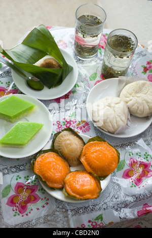 Assortiment de plats malais : kueh-mueh (gâteaux de riz), vapeur buns, pulut inti et plateau Banque D'Images