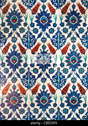 Avec la conception d'Iznik tulipe, minaret de la Mosquée Bleue, Eminonu, Istanbul, Turquie Banque D'Images