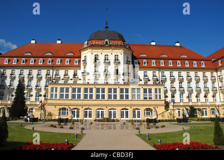 Le Majestic Grand Hotel à Sopot sur la côte de la mer Baltique près de Gdansk vu de la plage et à côté du parc Banque D'Images