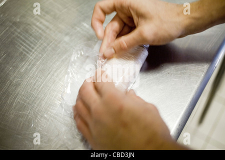 Chef rétractable ingrédients en papier ou en plastique Banque D'Images