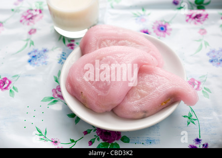 Gâteaux de riz parfumé au pandan (kuih kosui) avec de la noix de coco râpée Banque D'Images