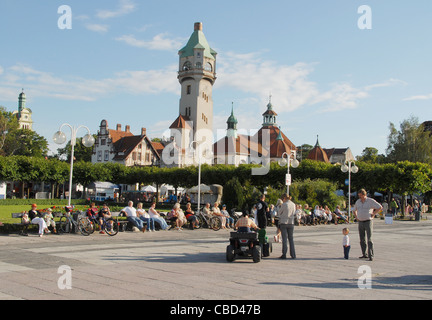 La place menant à l'entrée de la jetée avec tour phare et les personnes bénéficiant de l'été dans la station balnéaire Sopot Occidentale Banque D'Images