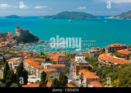 Lerici et château sur le Golfe de La Spezia avec l'île de Palmaria, Province de La Spezia, Ligurie, Italie, Europe Banque D'Images