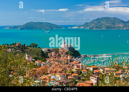 Lerici et château sur le Golfe de La Spezia avec l'île de Palmaria, Province de La Spezia, Ligurie, Italie, Europe Banque D'Images