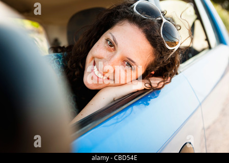 Woman smiling in car Banque D'Images
