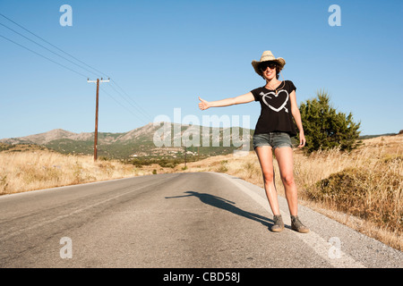 Randonnées attelage femme on rural road Banque D'Images