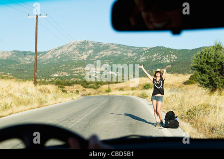 Randonnées attelage femme on rural road Banque D'Images