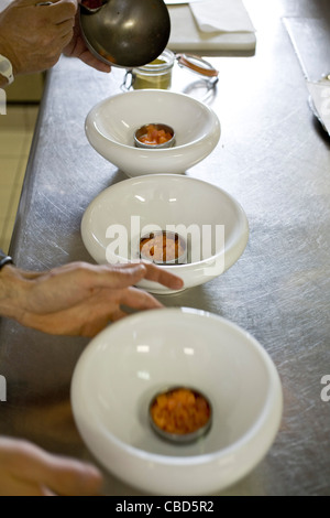 Chefs préparer un plat de truite Banque D'Images