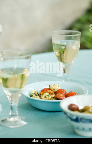 Salade Caprese servi avec du vin blanc Banque D'Images