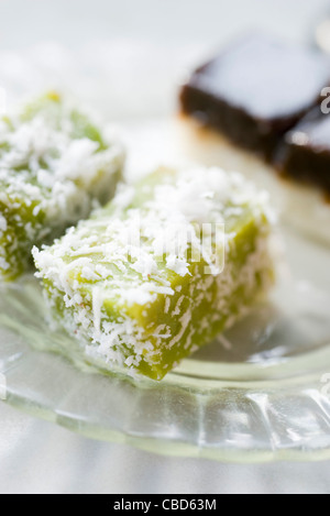 Gâteaux de riz parfumé au pandan (kuih kosui) avec de la noix de coco râpée Banque D'Images