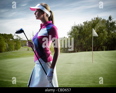 Woman carrying golf club le cap Banque D'Images