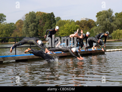 La nageuse olympique Cassie Patten pose avec d'autres nageurs en eau libre dans le lac Serpentine dans Hyde Park. Banque D'Images