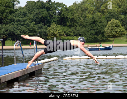 La nageuse olympique Cassie Patten pose avec d'autres nageurs en eau libre dans le lac Serpentine dans Hyde Park. Banque D'Images