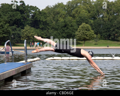 La nageuse olympique Cassie Patten pose avec d'autres nageurs en eau libre dans le lac Serpentine dans Hyde Park. Banque D'Images