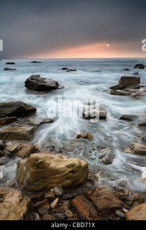 Time Lapse view of waves on Rocky beach Banque D'Images