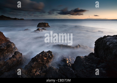 Time Lapse view of waves on Rocky beach Banque D'Images