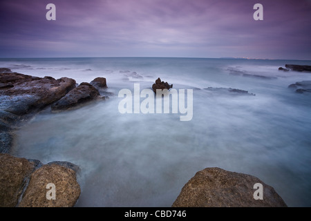 Time Lapse view of waves on Rocky beach Banque D'Images