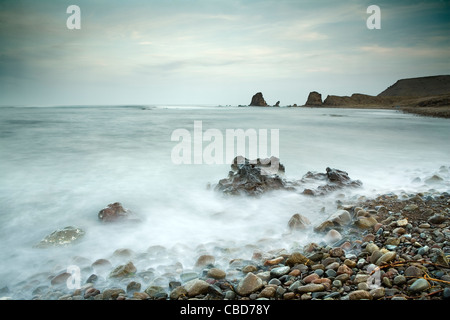 Time Lapse view of waves on Rocky beach Banque D'Images