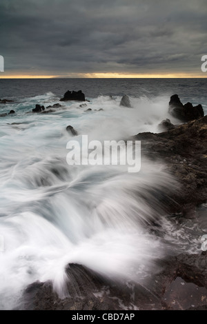 Time Lapse view of waves on Rocky beach Banque D'Images