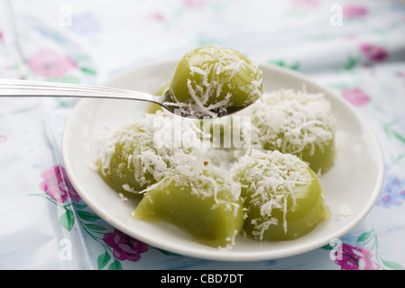 Gâteaux de riz parfumé au pandan (kuih kosui) avec de la noix de coco râpée Banque D'Images