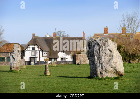 Vue générale des pierres à Avebury, se flétrit avec le Red Lion Pub UK Banque D'Images