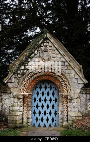 Armoiries au-dessus d'une porte dans le mur extérieur au château de Devizes, Wiltshire UK Banque D'Images