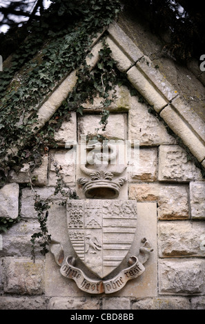 Armoiries au-dessus d'une porte dans le mur extérieur à Devizes Castle avec la devise 'Allemand Ohne as Ohne Rast', Wiltshire, UK Banque D'Images