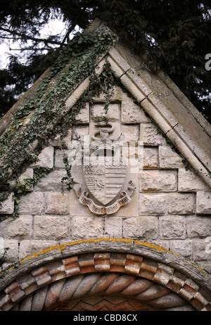 Armoiries au-dessus d'une porte dans le mur extérieur à Devizes Castle avec la devise 'Allemand Ohne as Ohne Rast', Wiltshire, UK Banque D'Images