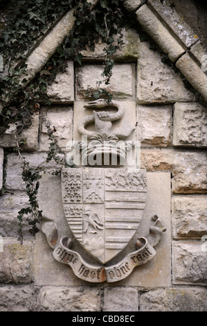 Armoiries au-dessus d'une porte dans le mur extérieur à Devizes Castle avec la devise 'Allemand Ohne as Ohne Rast', Wiltshire, UK Banque D'Images