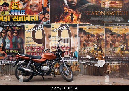 L'Inde, le Bengale occidental, Calcutta, Rabindra Sarovar, moto stationné sous affiches de cinéma Banque D'Images