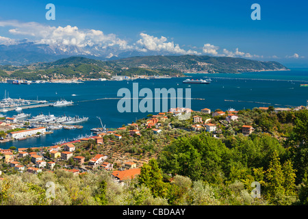 Vue sur Porto della Spezia et le golfe de la Spezia de Campiglia village, province de La Spezia, Ligurie, Italie, Europe, Banque D'Images