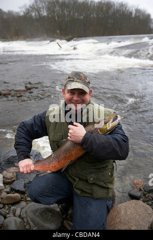 Pêcheur à 15lb saumons pris la pêche de l'eau, cauld Ettrick Philiphaugh, Selkirk, Ecosse, Royaume-Uni Banque D'Images