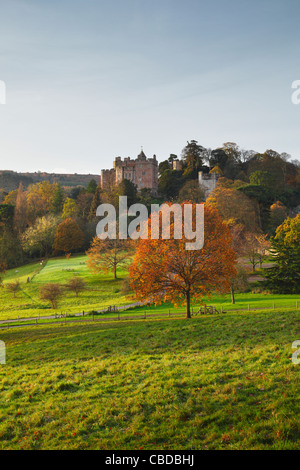 Château de Dunster en automne. Le Somerset. L'Angleterre. UK. Banque D'Images