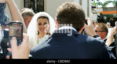 Modèle Alena Seredova tchèque (milieu) s'est marié à Prague avec le joueur de soccer italien Gianluigi Buffon le 16 juin 2011. (CTK Banque D'Images