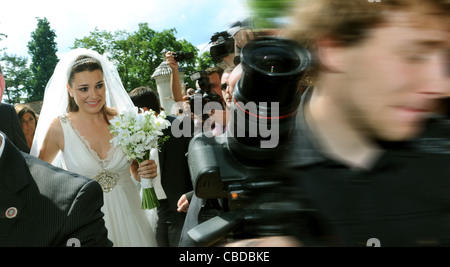 Modèle Alena Seredova tchèque (milieu) s'est marié à Prague avec le joueur de soccer italien Gianluigi Buffon le 16 juin 2011. (CTK Banque D'Images