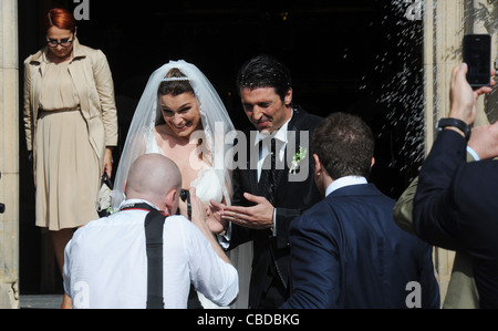 Modèle Alena Seredova tchèque (milieu) s'est marié à Prague avec le joueur de soccer italien Gianluigi Buffon le 16 juin 2011. (CTK Banque D'Images