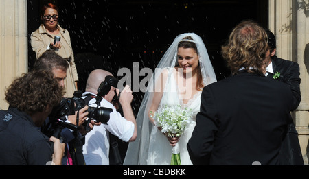 Modèle Alena Seredova tchèque (milieu) s'est marié à Prague avec le joueur de soccer italien Gianluigi Buffon le 16 juin 2011. (CTK Banque D'Images