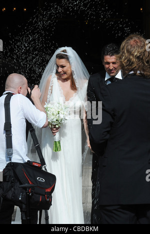 Modèle tchèque Alena Seredova (à gauche) s'est marié à Prague avec le joueur de soccer italien Gianluigi Buffon (à droite) le 16 juin 2011. Banque D'Images