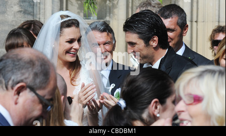 Modèle tchèque Alena Seredova (à gauche) s'est marié à Prague avec le joueur de soccer italien Gianluigi Buffon (à droite) le 16 juin 2011. Banque D'Images