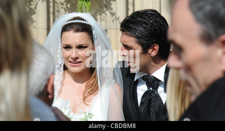 Modèle tchèque Alena Seredova (à gauche) s'est marié à Prague avec le joueur de soccer italien Gianluigi Buffon (à droite) le 16 juin 2011. Banque D'Images