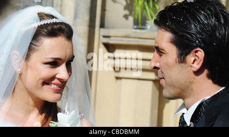 Modèle tchèque Alena Seredova (à gauche) s'est marié à Prague avec le joueur de soccer italien Gianluigi Buffon (à droite) le 16 juin 2011. Banque D'Images