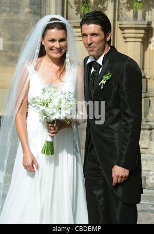 Modèle tchèque Alena Seredova (à gauche) s'est marié à Prague avec le joueur de soccer italien Gianluigi Buffon (à droite) le 16 juin 2011. Banque D'Images