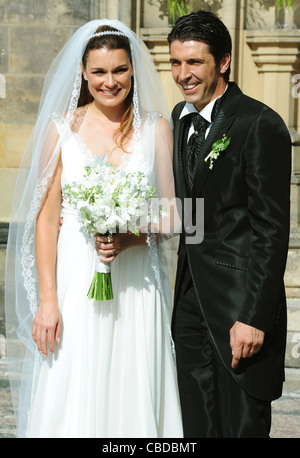 Modèle tchèque Alena Seredova (à gauche) s'est marié à Prague avec le joueur de soccer italien Gianluigi Buffon (à droite) le 16 juin 2011. Banque D'Images